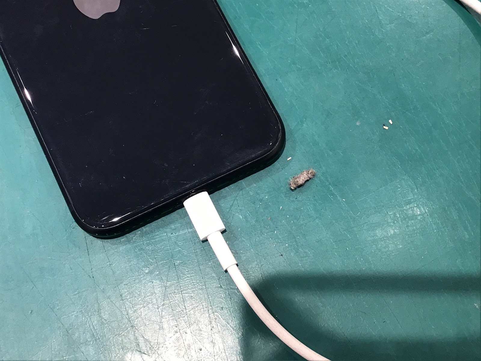 充電ができなくなってしまったiPhoneSE第3世代の修理は、スマホ修理工房マルイ錦糸町店にお任せください！